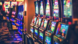 Dealer kasino langsung sedang menjalankan permainan kartu di platform mpo200 dengan kualitas HD